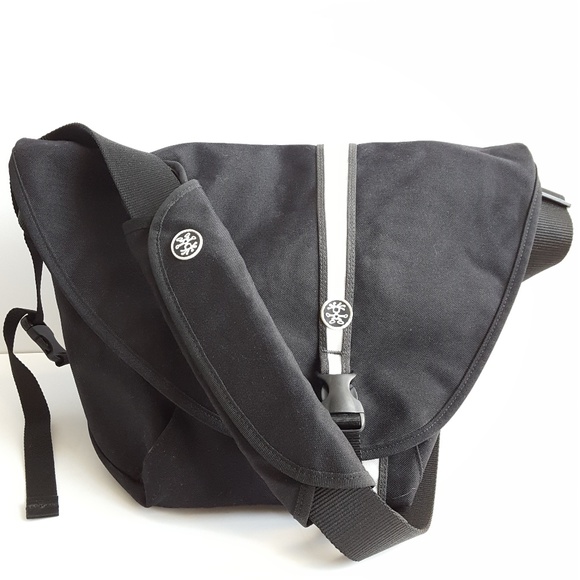 crumpler sling bag